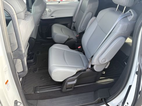 Used 2025 Toyota Sienna XLE image 7