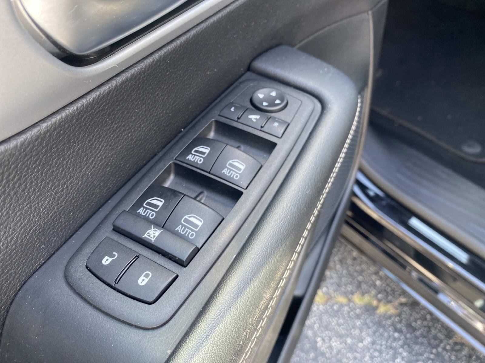 Used 2025 Chrysler Pacifica Limited FWD image 20