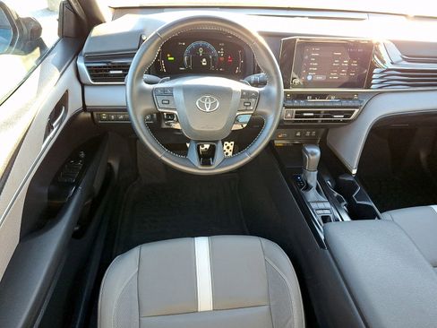 Used 2025 Toyota Camry SE image 11