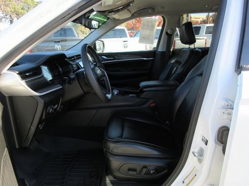 Used 2023 Jeep Grand Cherokee Limited w/ Black Appearance Package image 12