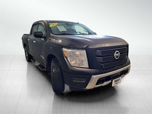 Used 2021 Nissan Titan SV w/ SV Convenience Package image 3