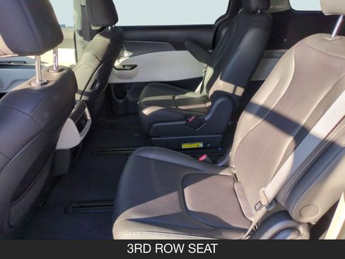 Used 2024 Kia Carnival LX image 15