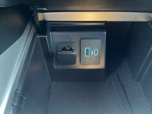 Used 2021 Ford Explorer XLT w/ Equipment Group 202A RWD image 25