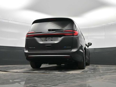 Used 2021 Chrysler Pacifica Limited w/ Uconnect Theater Family Group image 34