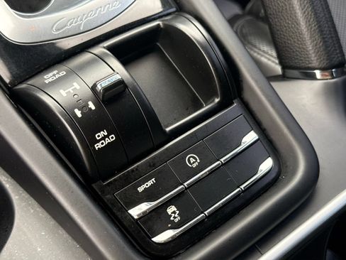 Used 2017 Porsche Cayenne Platinum Edition AWD/4WD image 24