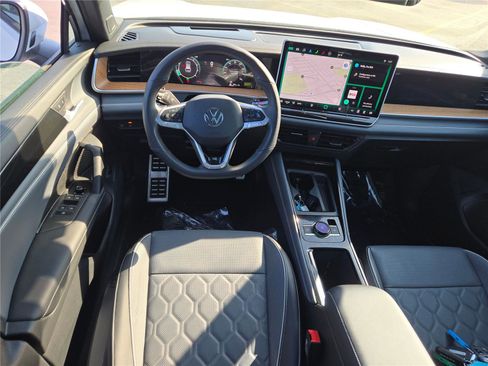 Used 2025 Volkswagen Tiguan SEL R-Line image 21