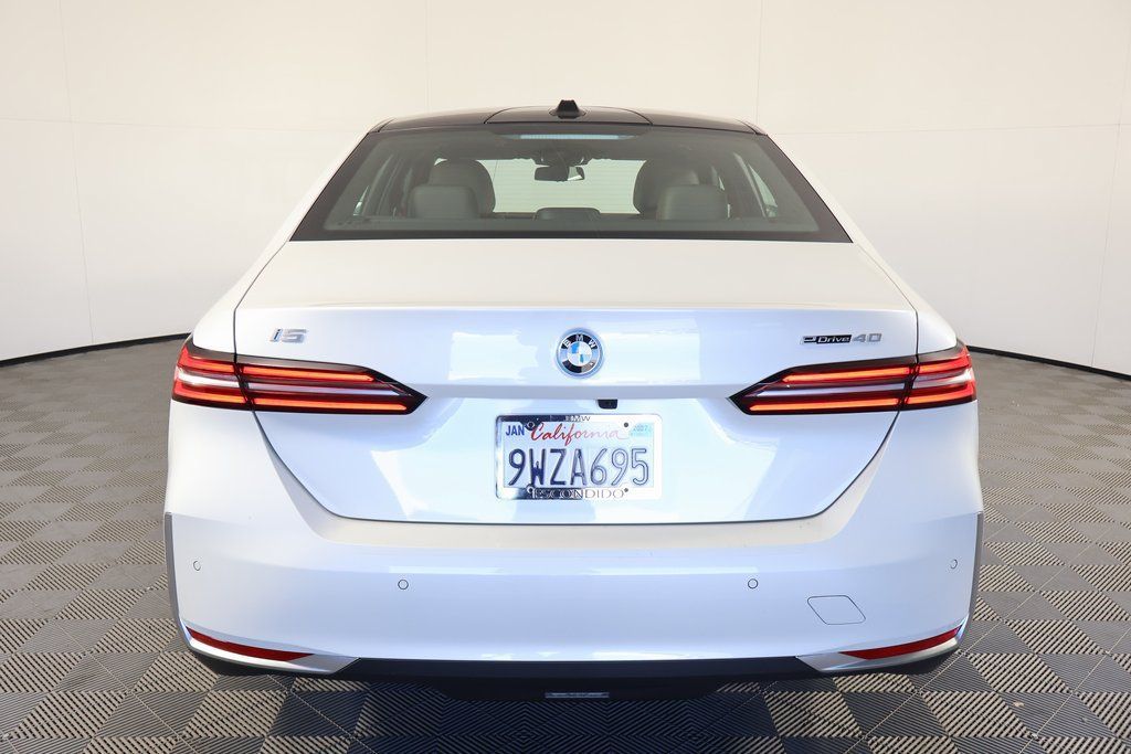 Used 2025 BMW i5 eDrive40i w/ Executive Package RWD image 5