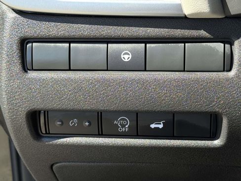 Used 2025 Nissan Rogue SV AWD/4WD image 17