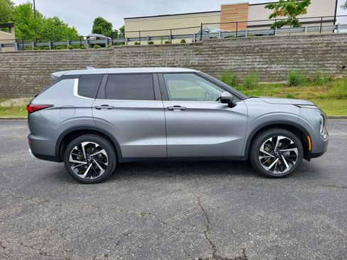 Used 2024 Mitsubishi Outlander SE FWD image 2