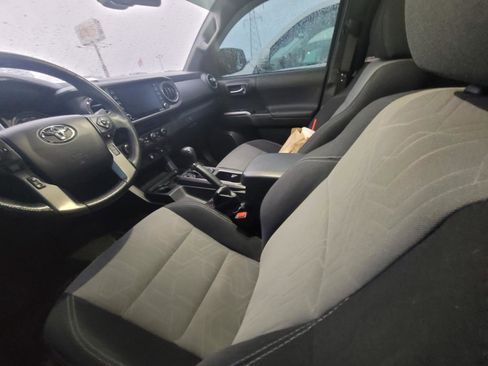 Used 2021 Toyota Tacoma TRD Off-Road image 9