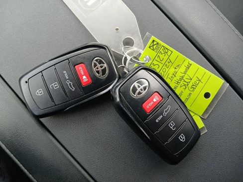 Used 2024 Toyota Highlander Limited FWD image 8