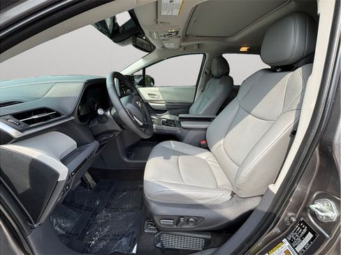 Used 2023 Toyota Sienna XLE FWD image 2