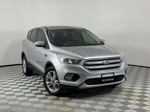 Used 2017 Ford Escape SE FWD image 2