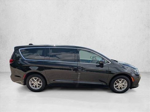 Used 2023 Chrysler Pacifica Touring-L FWD image 4