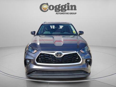 Used 2023 Toyota Highlander XLE FWD image 5