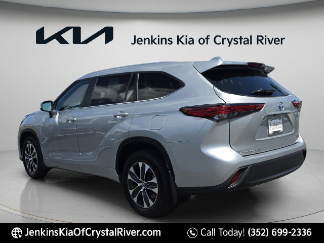 Used 2023 Toyota Highlander XLE AWD/4WD image 10