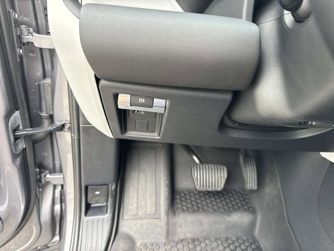 Used 2024 Land Rover Defender 130 X-Dynamic SE image 32