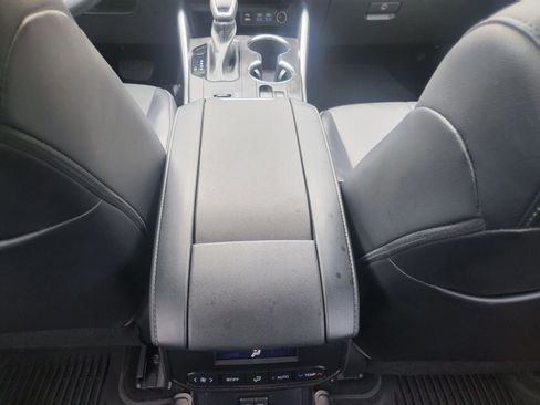 Used 2022 Toyota Highlander XLE FWD image 34