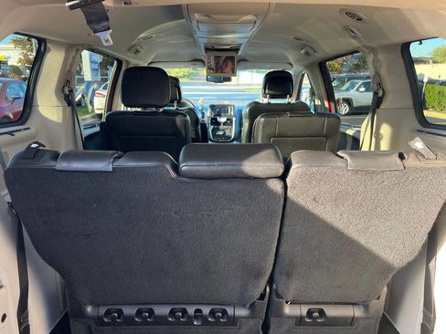 Used 2014 Chrysler Town & Country Touring-L image 16