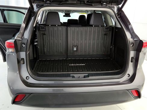 Used 2023 Toyota Highlander LE image 20