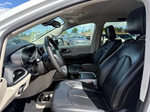 Used 2024 Chrysler Pacifica Touring-L FWD image 15