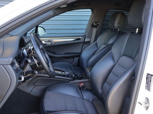 Used 2023 Porsche Macan Turbo image 5