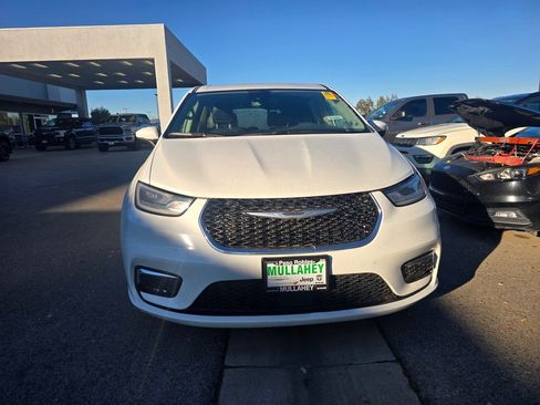 Used 2023 Chrysler Pacifica Touring-L image 3