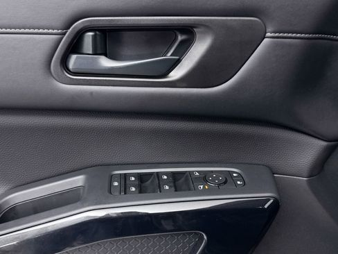 Used 2025 Nissan Pathfinder S image 26