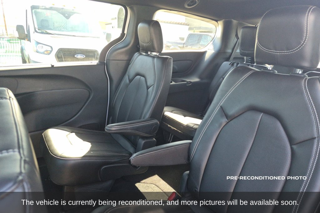 Used 2026 Chrysler Pacifica Select FWD image 12