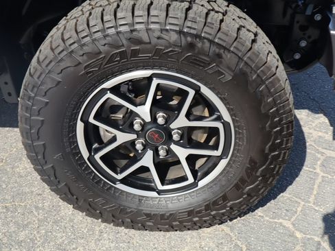 Used 2025 Jeep Gladiator Rubicon w/ Convenience Group AWD/4WD image 10