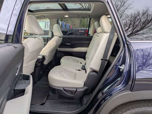 Used 2025 Toyota Grand Highlander AWD Hybrid image 27