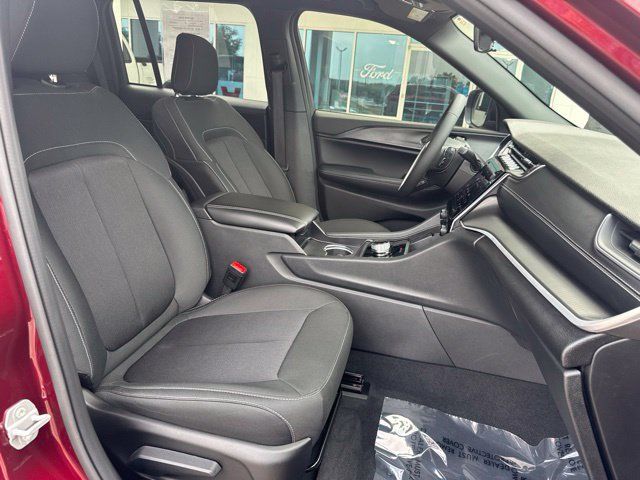 Used 2025 Jeep Grand Cherokee Laredo RWD image 13