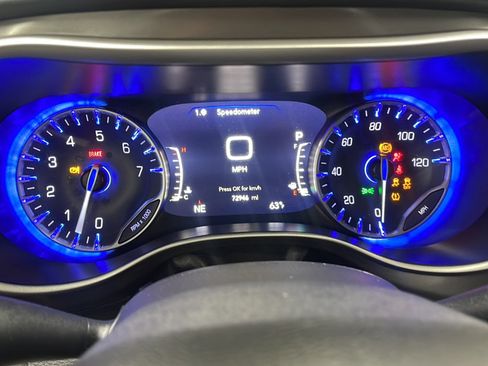 Used 2023 Chrysler Pacifica Touring-L FWD image 5
