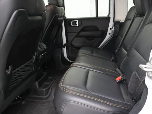 Used 2024 Jeep Wrangler Unlimited Sahara w/ Technology Group AWD/4WD image 8
