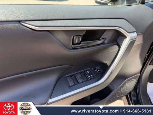 Used 2021 Toyota RAV4 LE AWD/4WD image 11