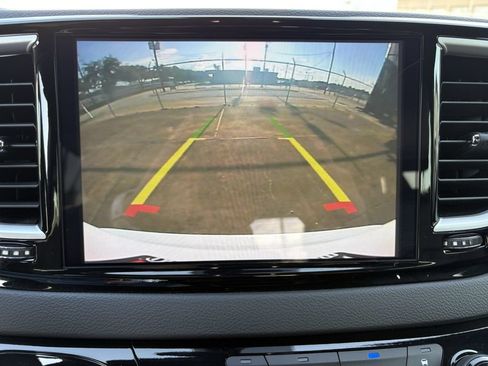 Used 2025 Chrysler Pacifica Select FWD image 19