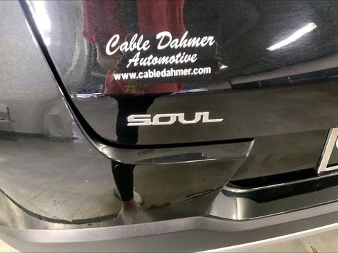 Used 2025 Kia Soul LX w/ LX Technology Package FWD image 8