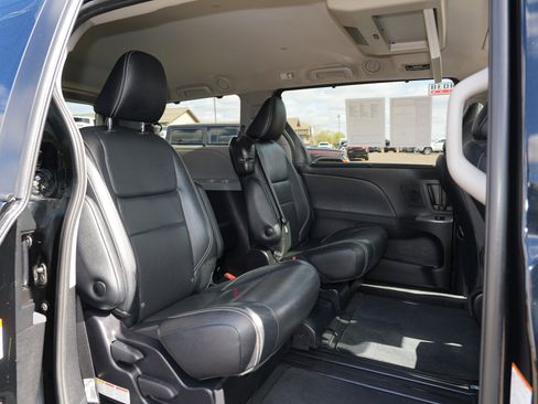 Used 2020 Toyota Sienna SE Premium w/ Nightshade Edition FWD image 27