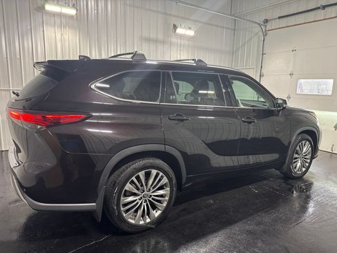 Used 2020 Toyota Highlander Platinum AWD/4WD image 3