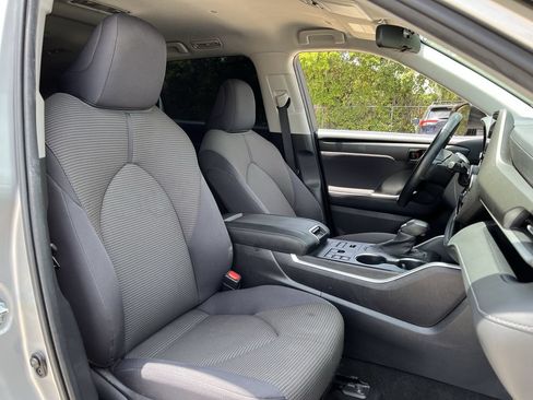 Used 2023 Toyota Highlander LE AWD/4WD image 24