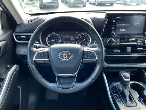 Used 2022 Toyota Highlander XLE image 18