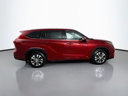 Used 2021 Toyota Highlander XLE AWD/4WD image 9