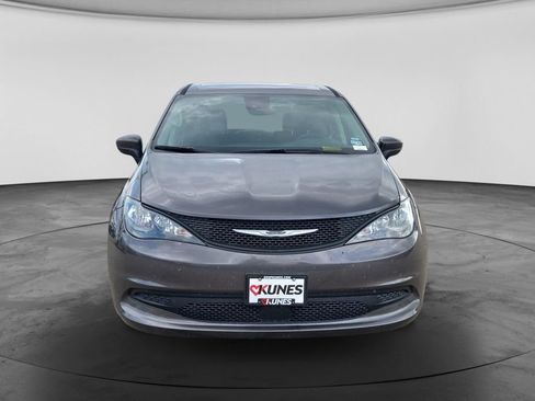 Used 2023 Chrysler Voyager LX FWD image 3