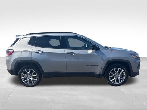 Used 2022 Jeep Compass Latitude AWD/4WD image 2