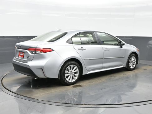 Used 2025 Toyota Corolla LE w/ LE Premium Package image 6