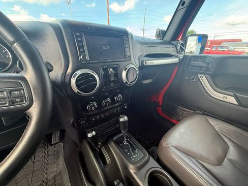 Used 2015 Jeep Wrangler Unlimited Rubicon w/ Dual Top Group AWD/4WD image 15