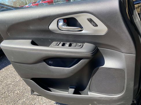 New 2023 Chrysler Pacifica Touring-L w/ S Appearance Package image 16