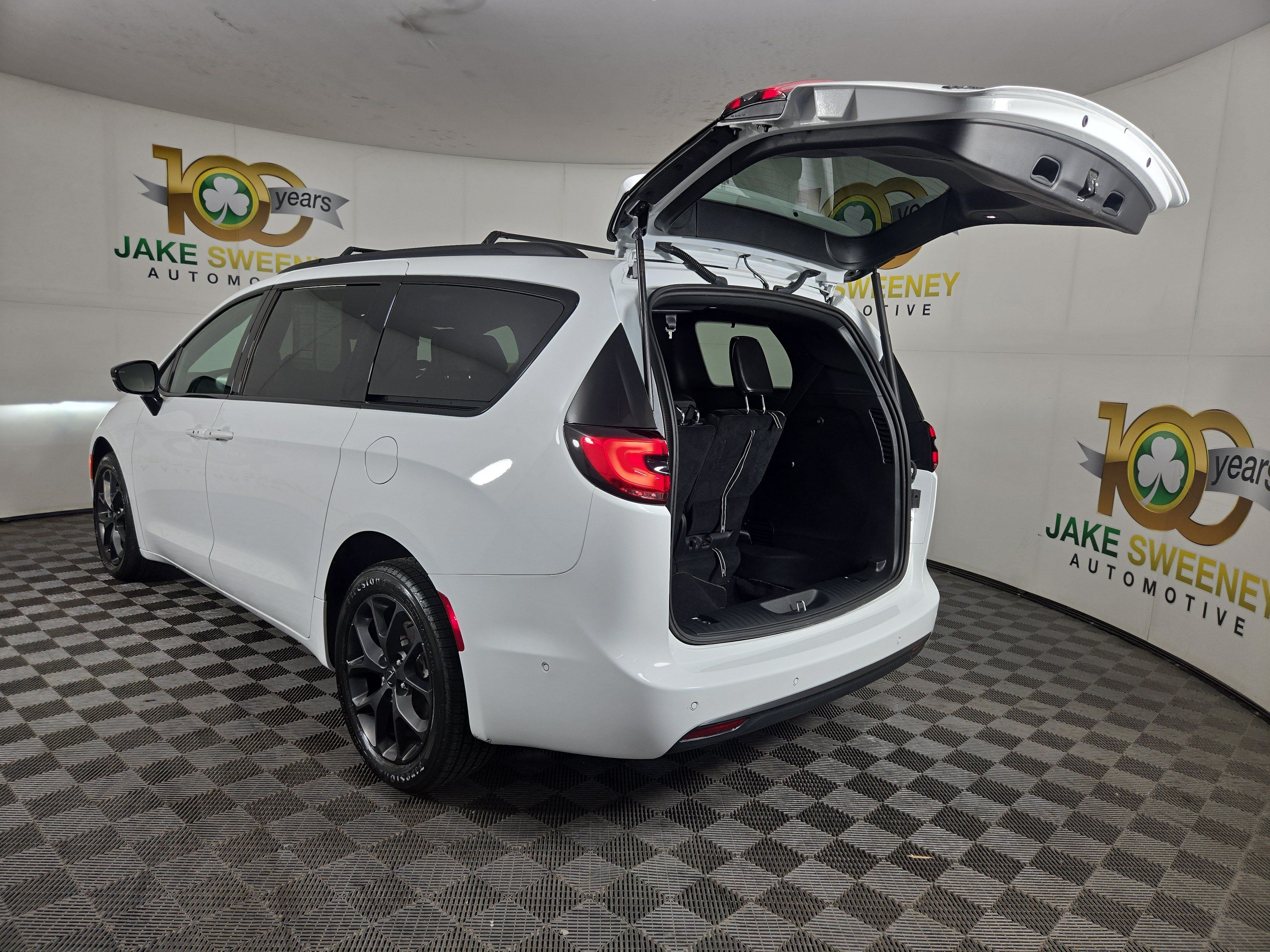 Certified 2023 Chrysler Pacifica Limited w/ S Appearance Package AWD/4WD image 34