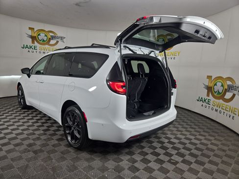 Certified 2023 Chrysler Pacifica Limited w/ S Appearance Package AWD/4WD image 34
