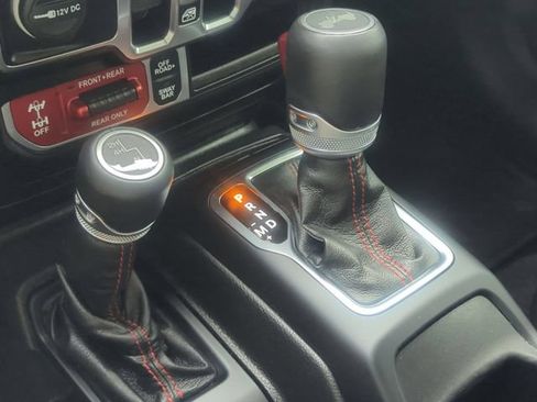 Used 2022 Jeep Wrangler Unlimited Rubicon w/ Cold Weather Group AWD/4WD image 21